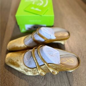 Saffron Velvet McKenna Retro Kitten Heels, size 9